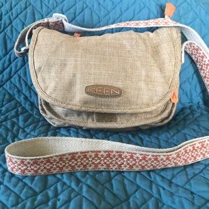 Keen Shoulder bag tan with orange trim many zippers